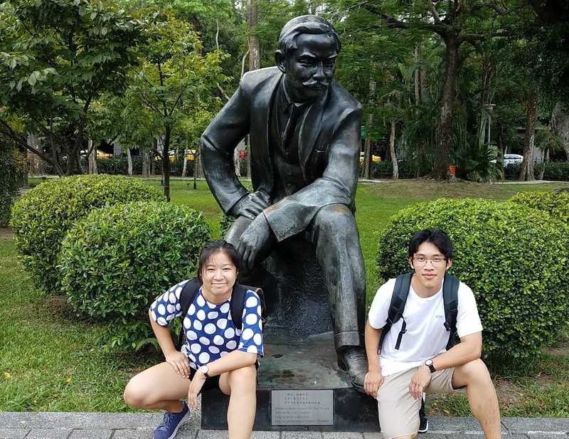 pose_with_statue